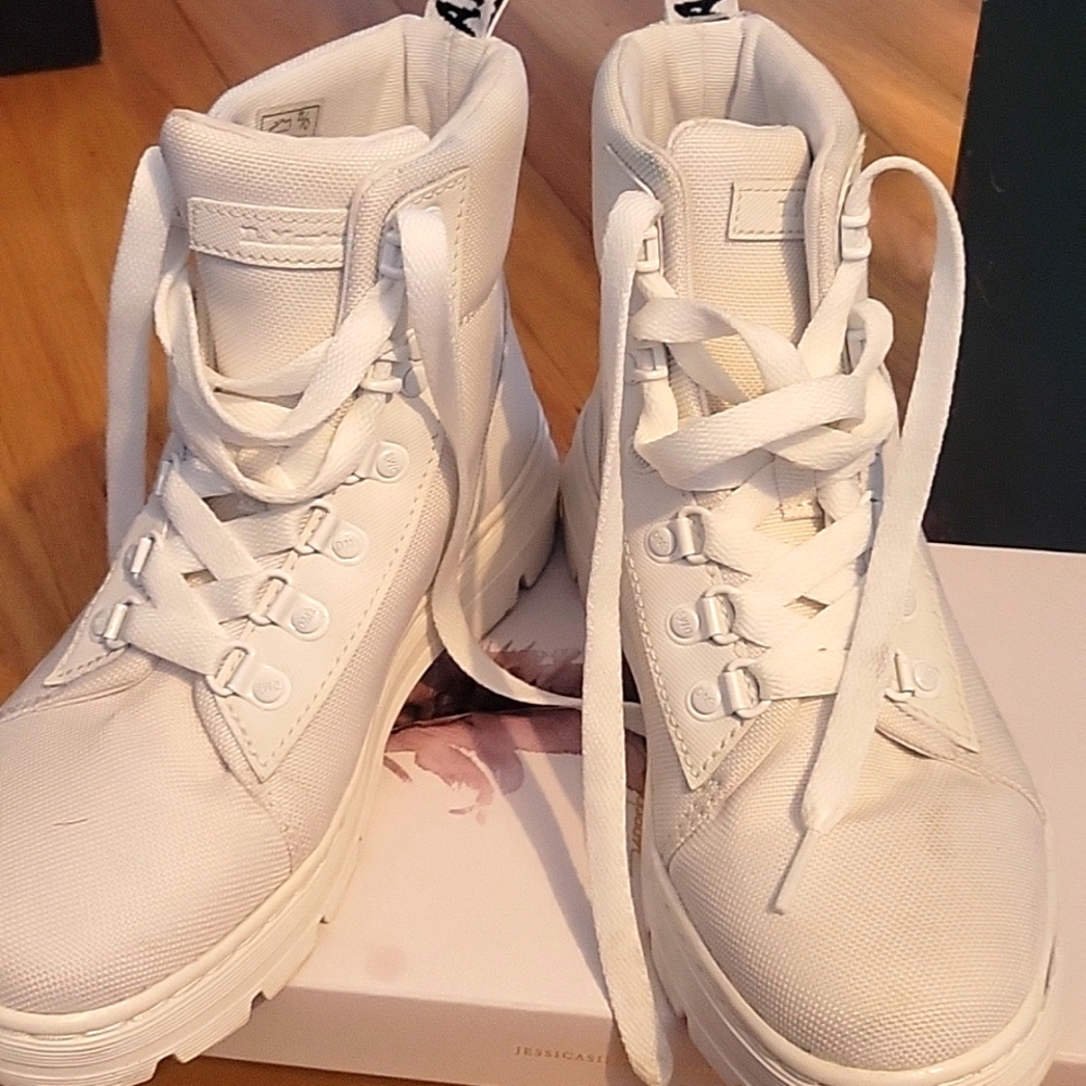 Dr.Martens combs white boots Women's Size 6